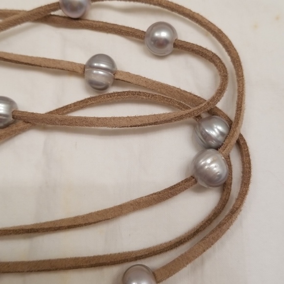 Necklace silver gray barrel pearls on taupe suede - Picture 4 of 6